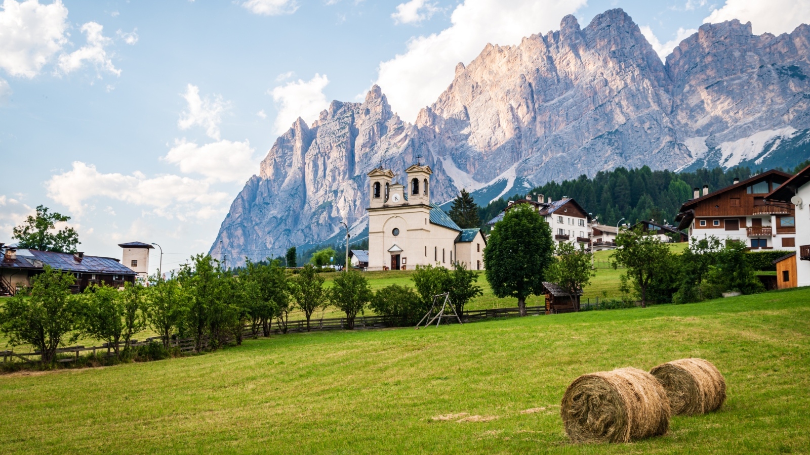 Католическая церковь у горы