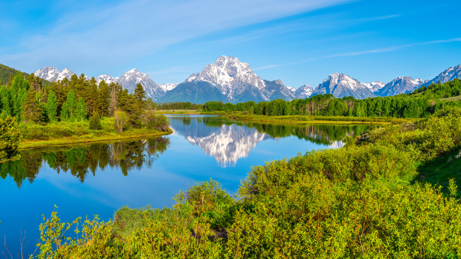 Тихая река на фоне гор в национальном парке Гранд-Титон