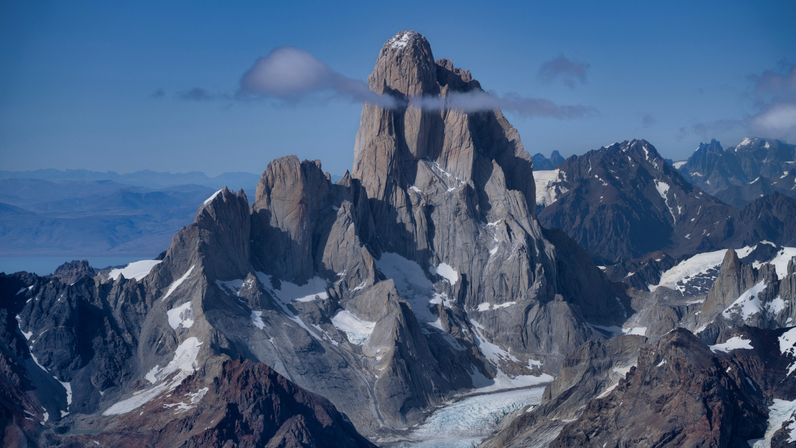 Острая горная вершина Фицрой под голубым небом, Аргентина