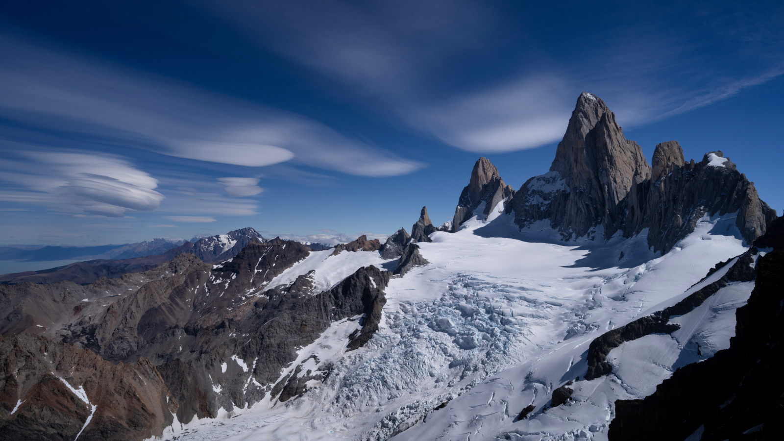 Снег на горной вершине Фицрой под голубым небом, Аргентина