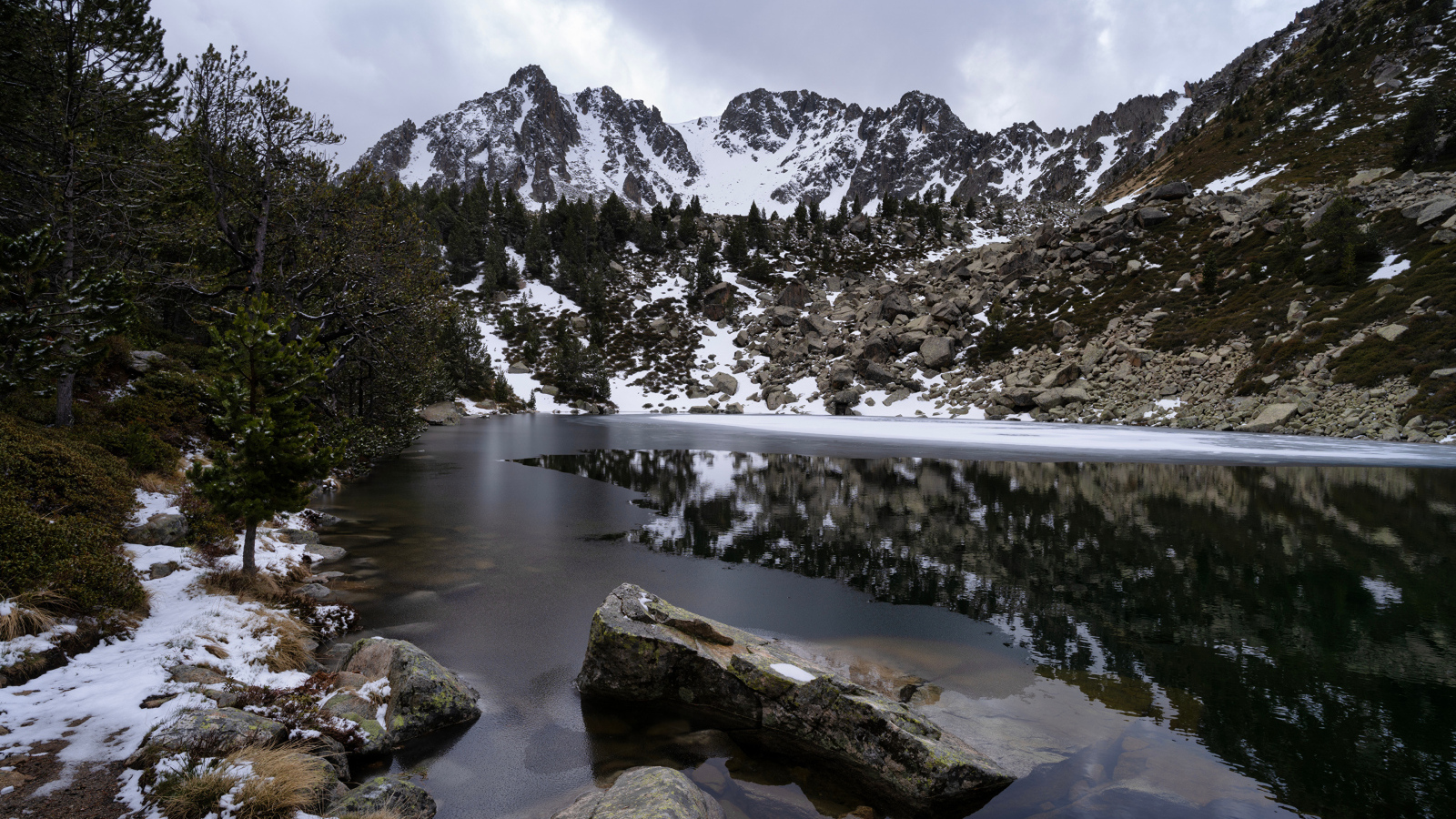Заснеженные горы у холодной реки, Андорра