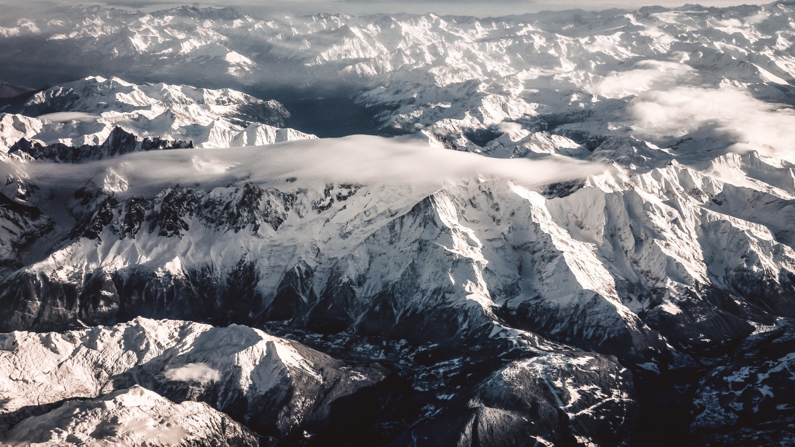 Вид на покрытые белым снегом горы