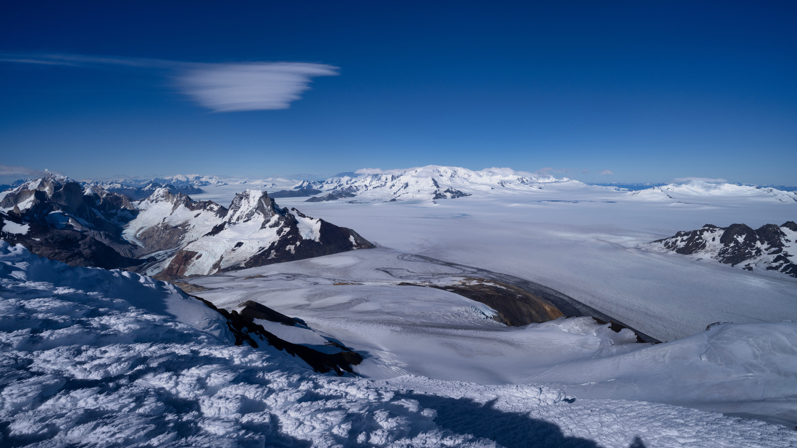 Вид на заснеженные горы под голубым небом, Аргентина