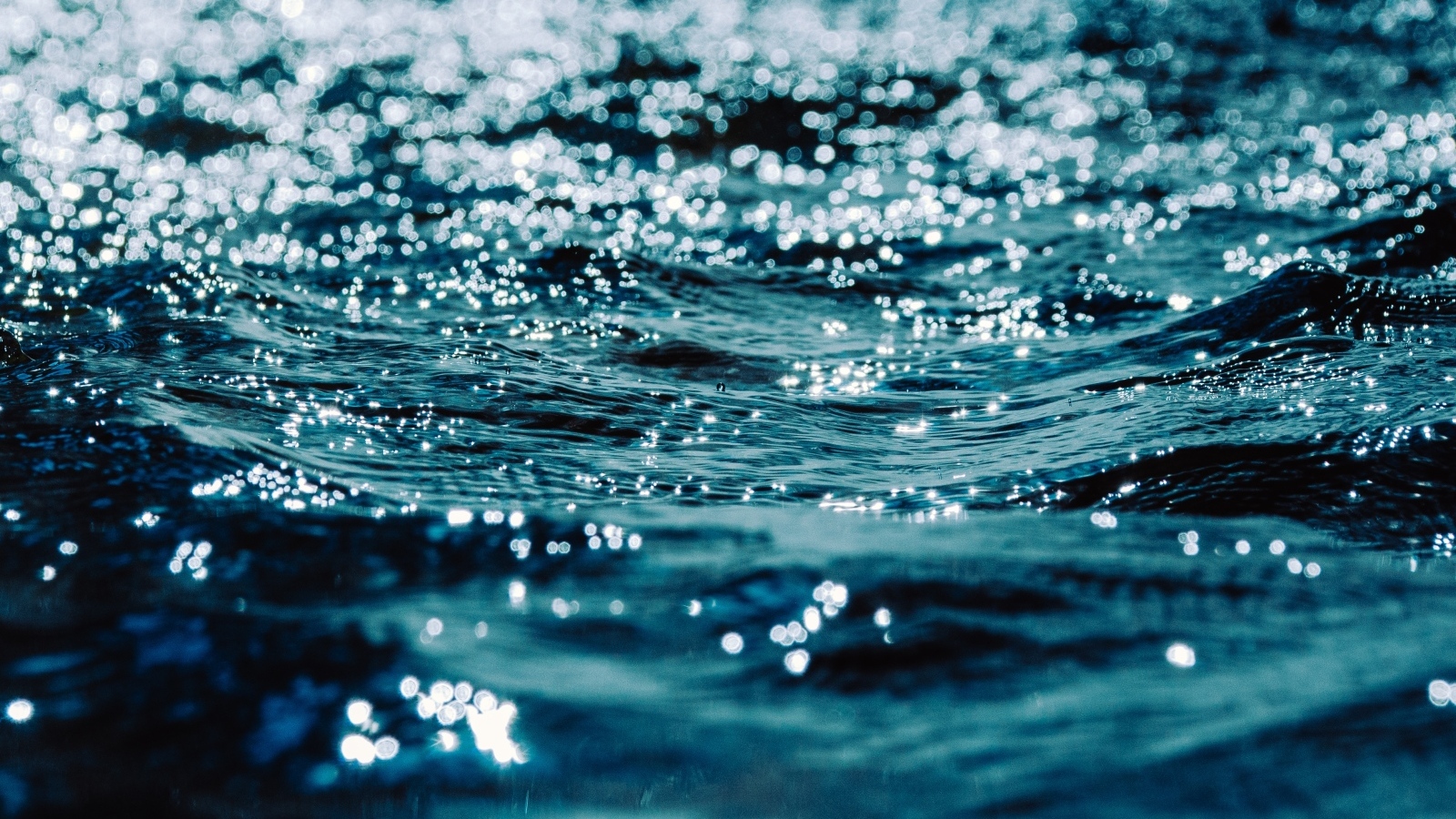 Спокойная черная морская вода