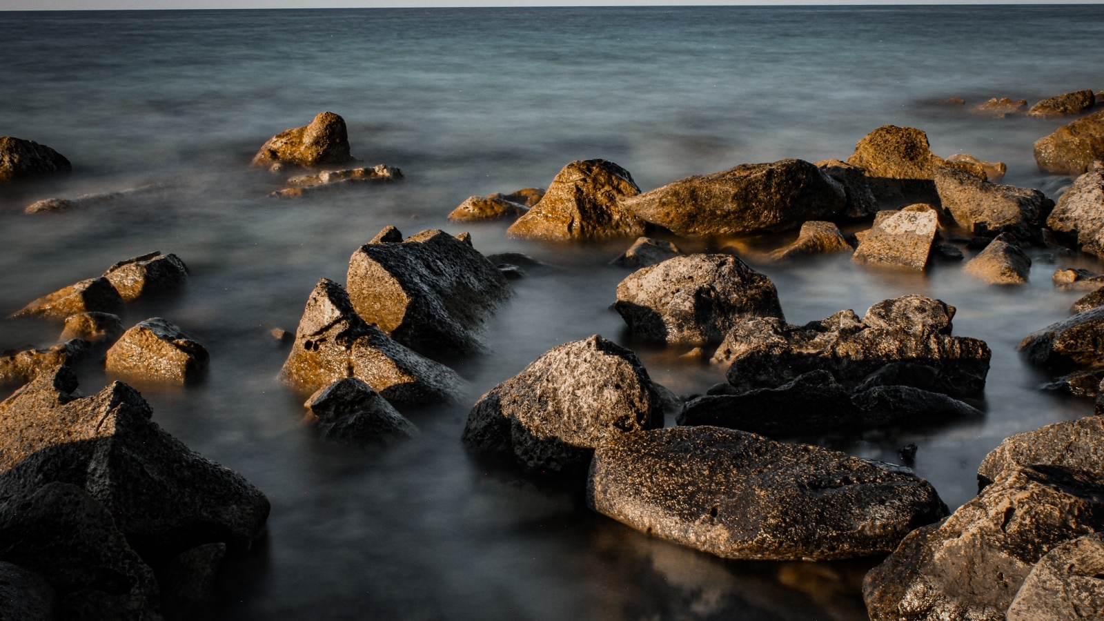 Большие камни в море на берегу