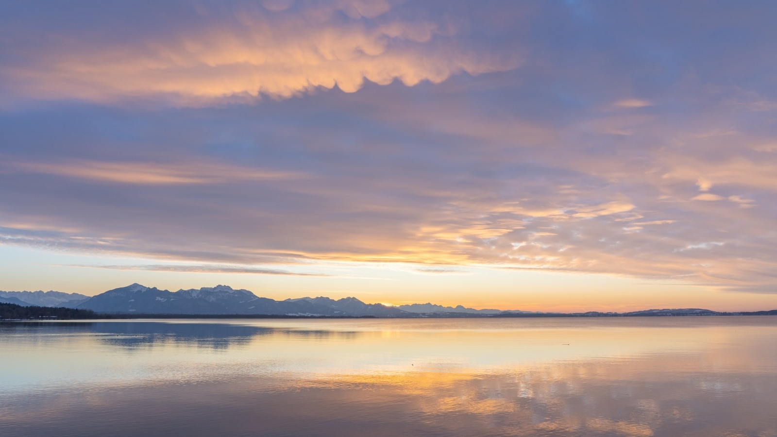 Красивый рассвет над озером в небе летом