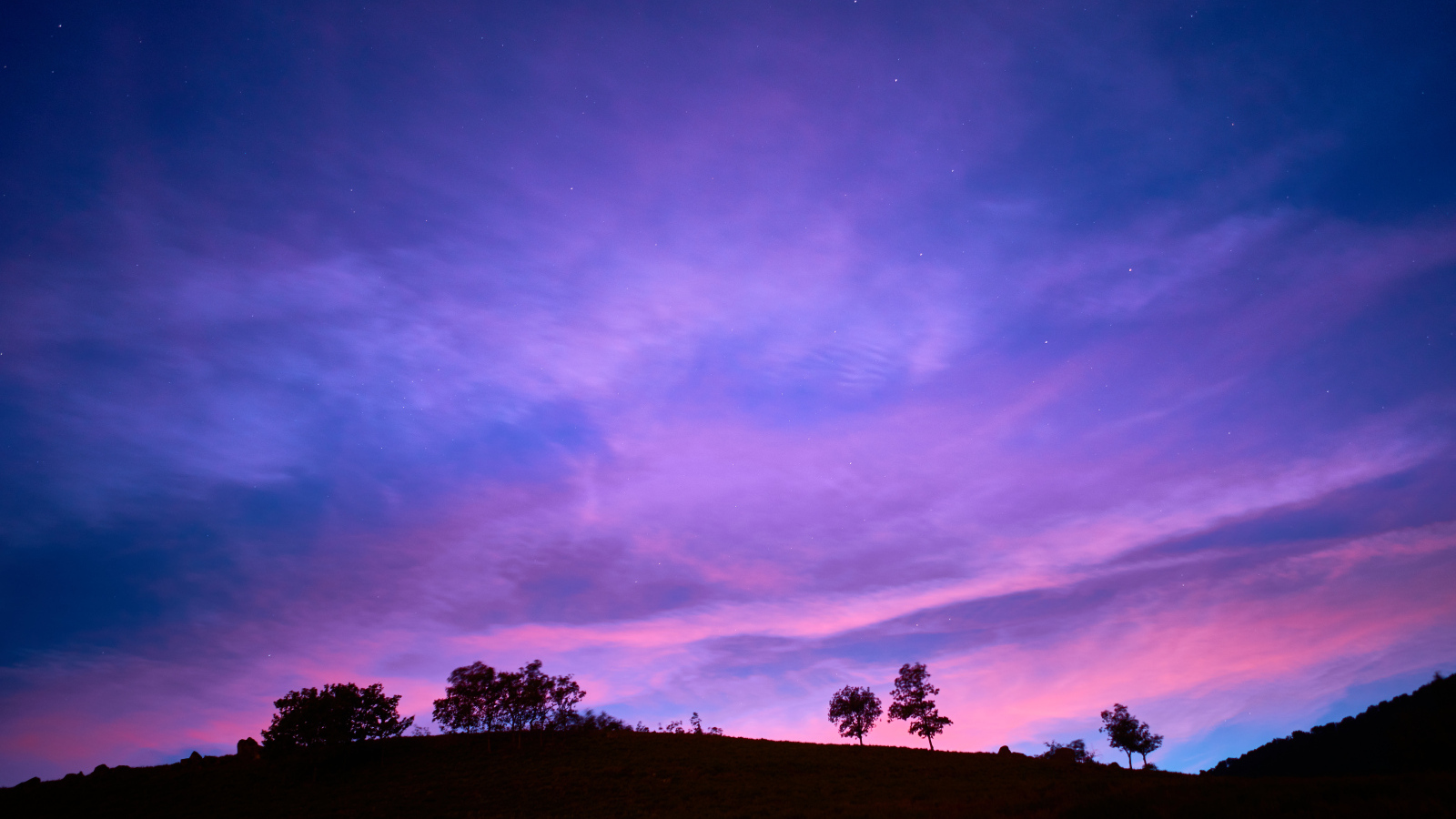 Фиолетовый закат в небе в сумерках 