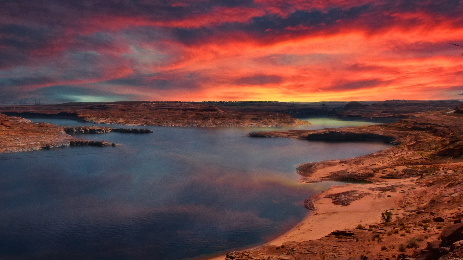 Красный закат в небе над рекой