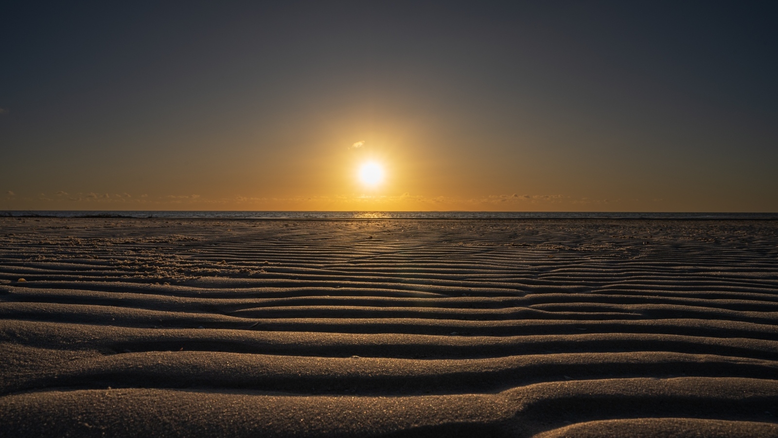 Рассвет солнца над пустыней