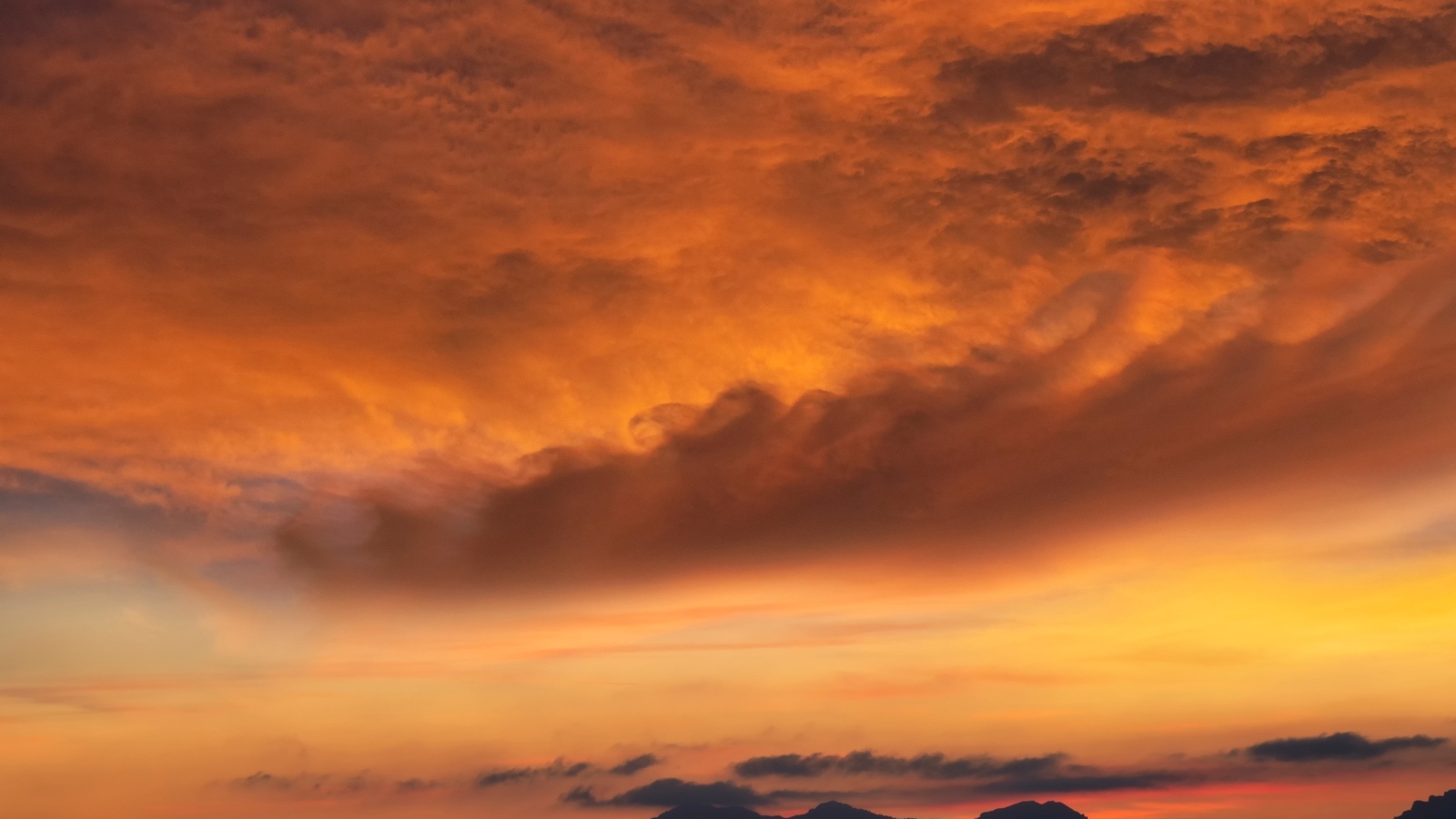 Густые облака оранжевого цвета на закате