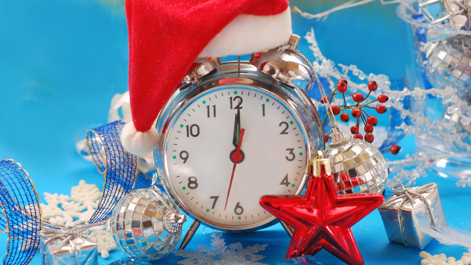 Будильник с елочными игрушками на Новый год