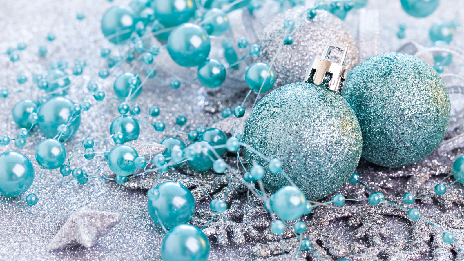 Красивые блестящие елочные шарики с бусами