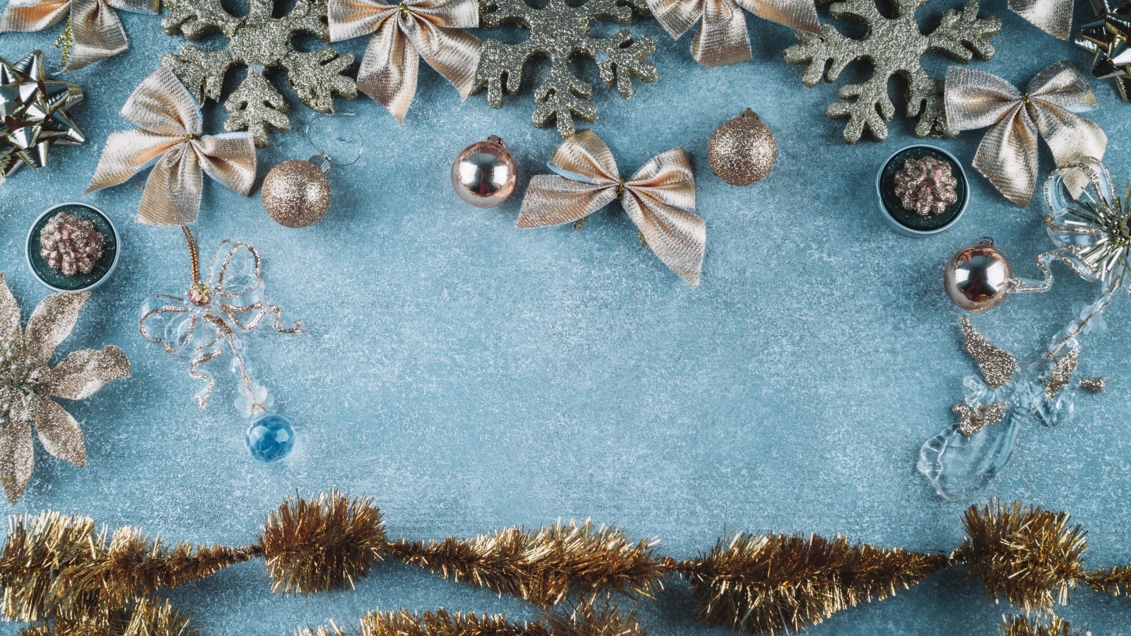 Бантики и мишура на голубом фоне для новогодней открытки