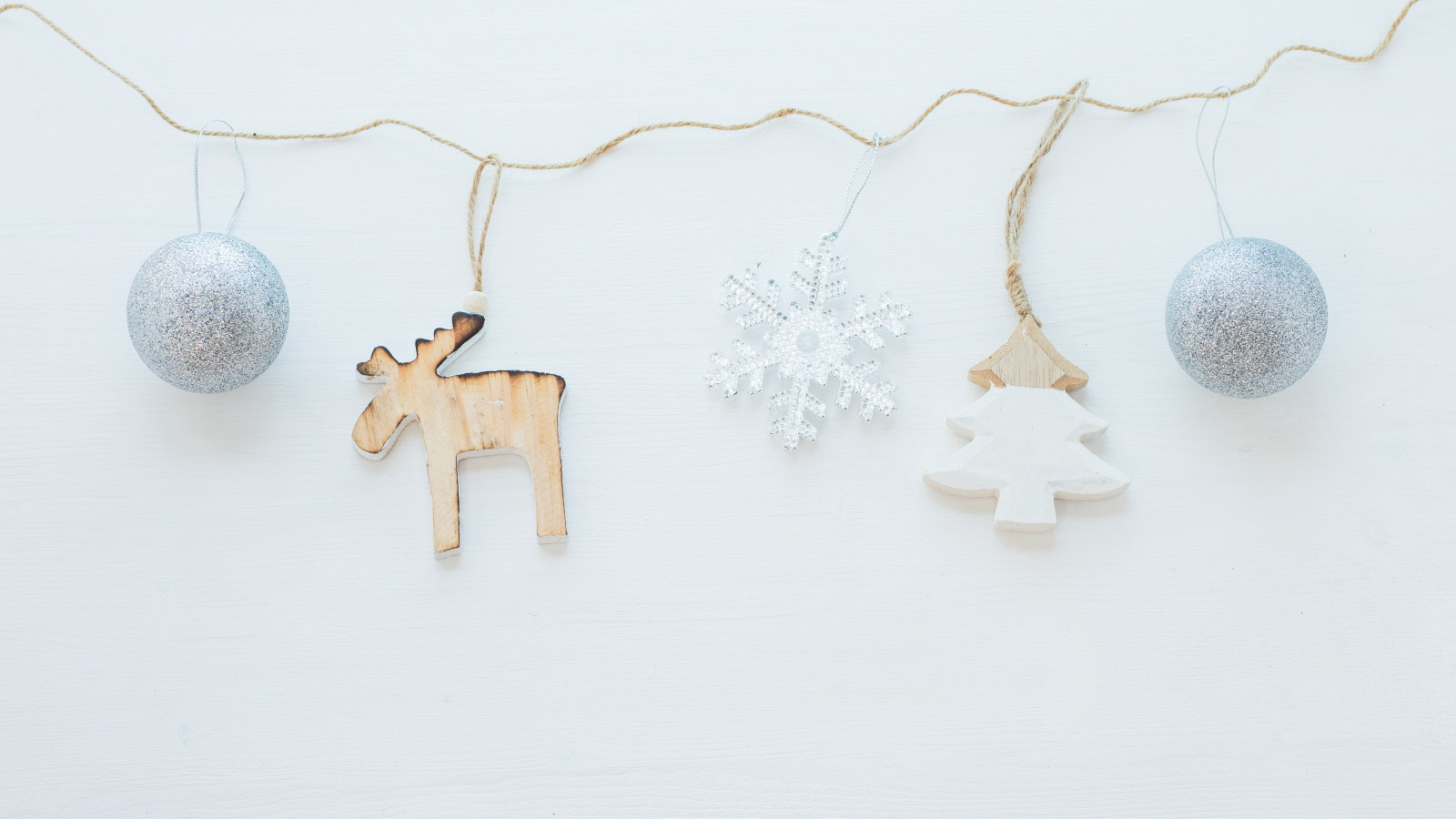 Елочная гирлянда на сером фоне