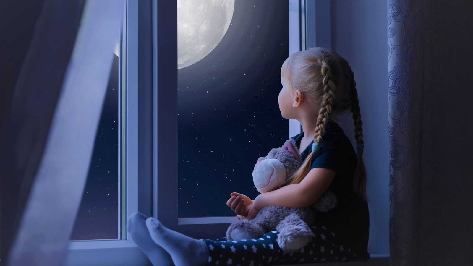 Маленькая девочка с игрушкой смотрит у окна на луну