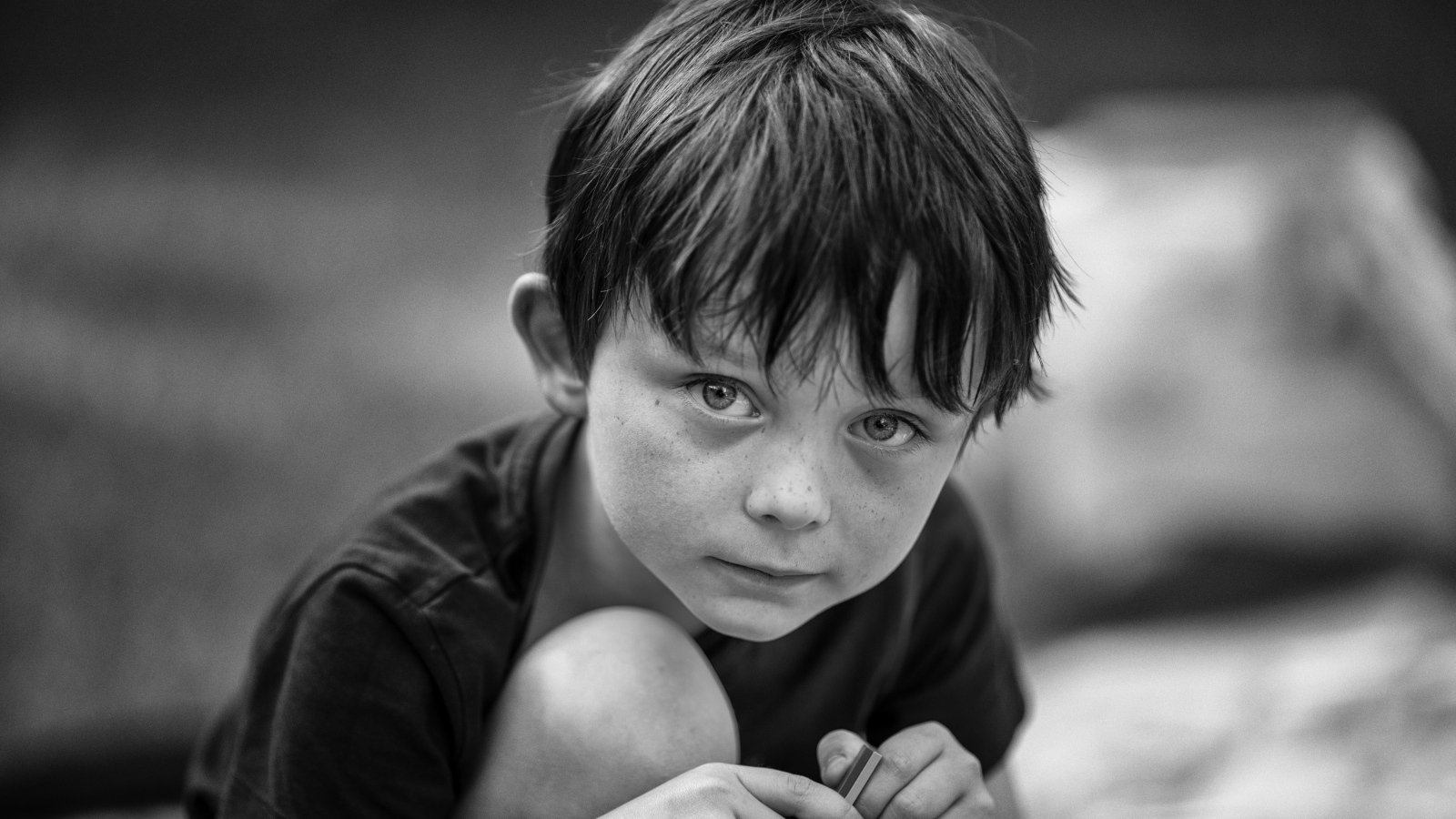 Черное-белое фото маленького мальчика