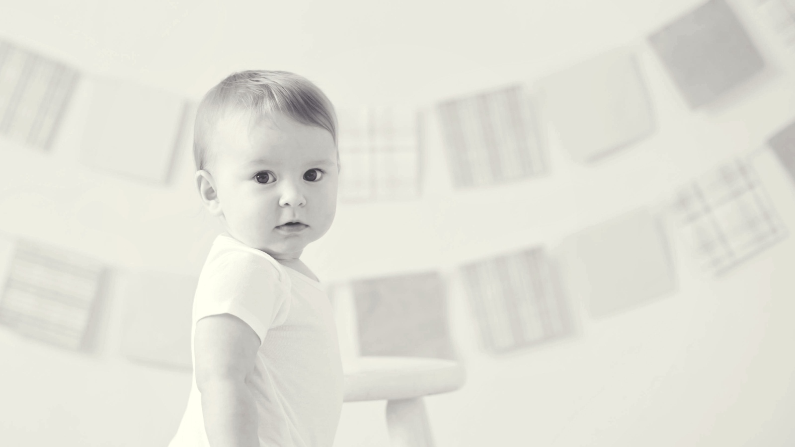 Черно-белое фото с маленьким мальчиком