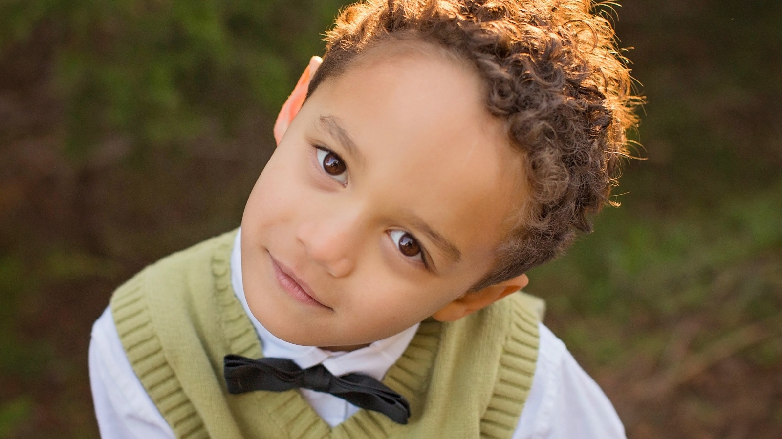 Кареглазый мальчик с кудрявыми волосами