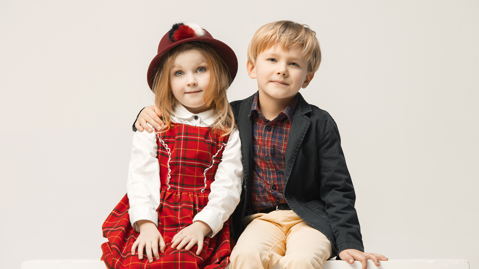 Пара мальчик и девочка на белом фоне