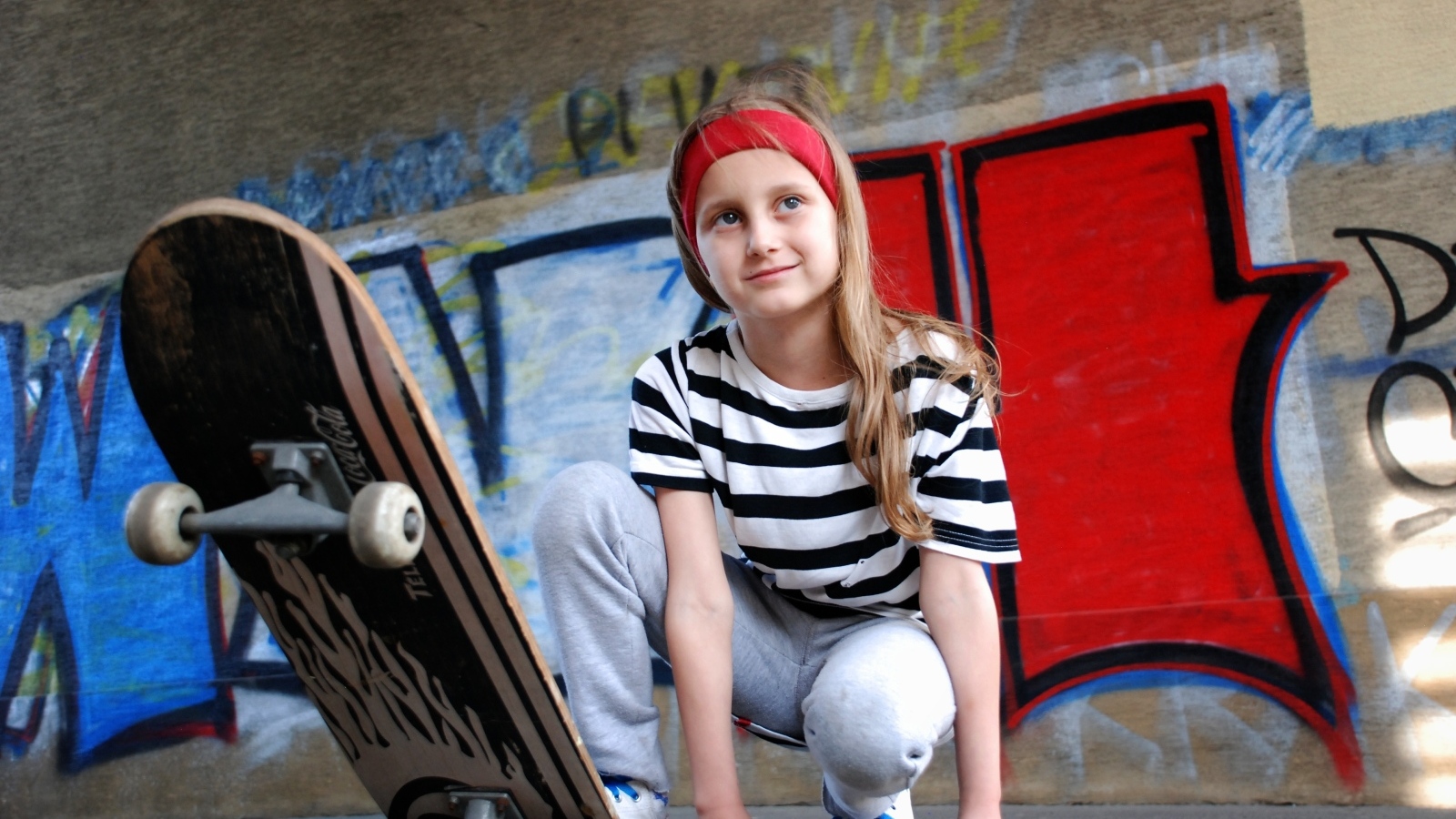 Милая маленькая девочка со скейтбордом