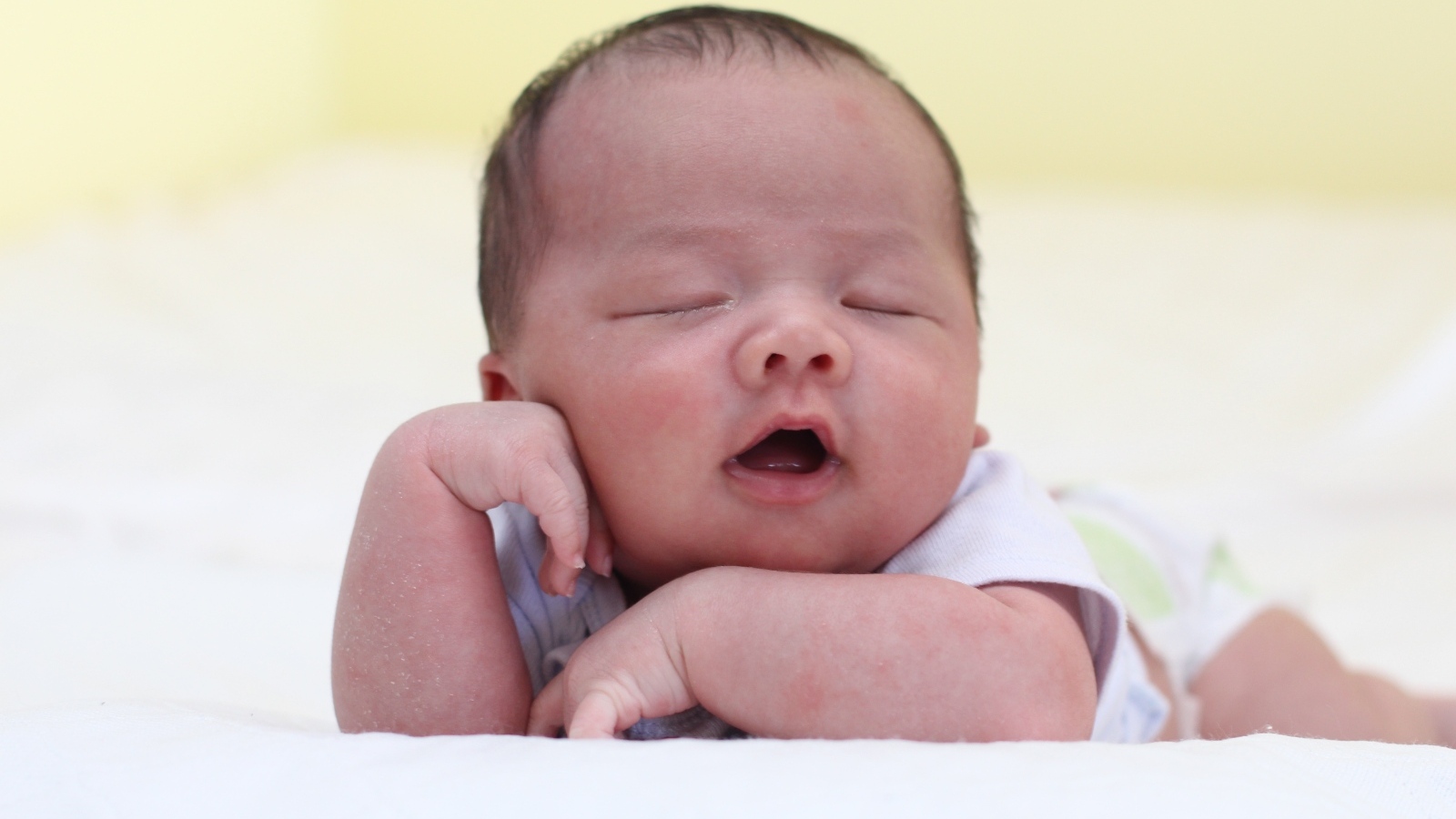 Милый спящий новорожденный ребенок 