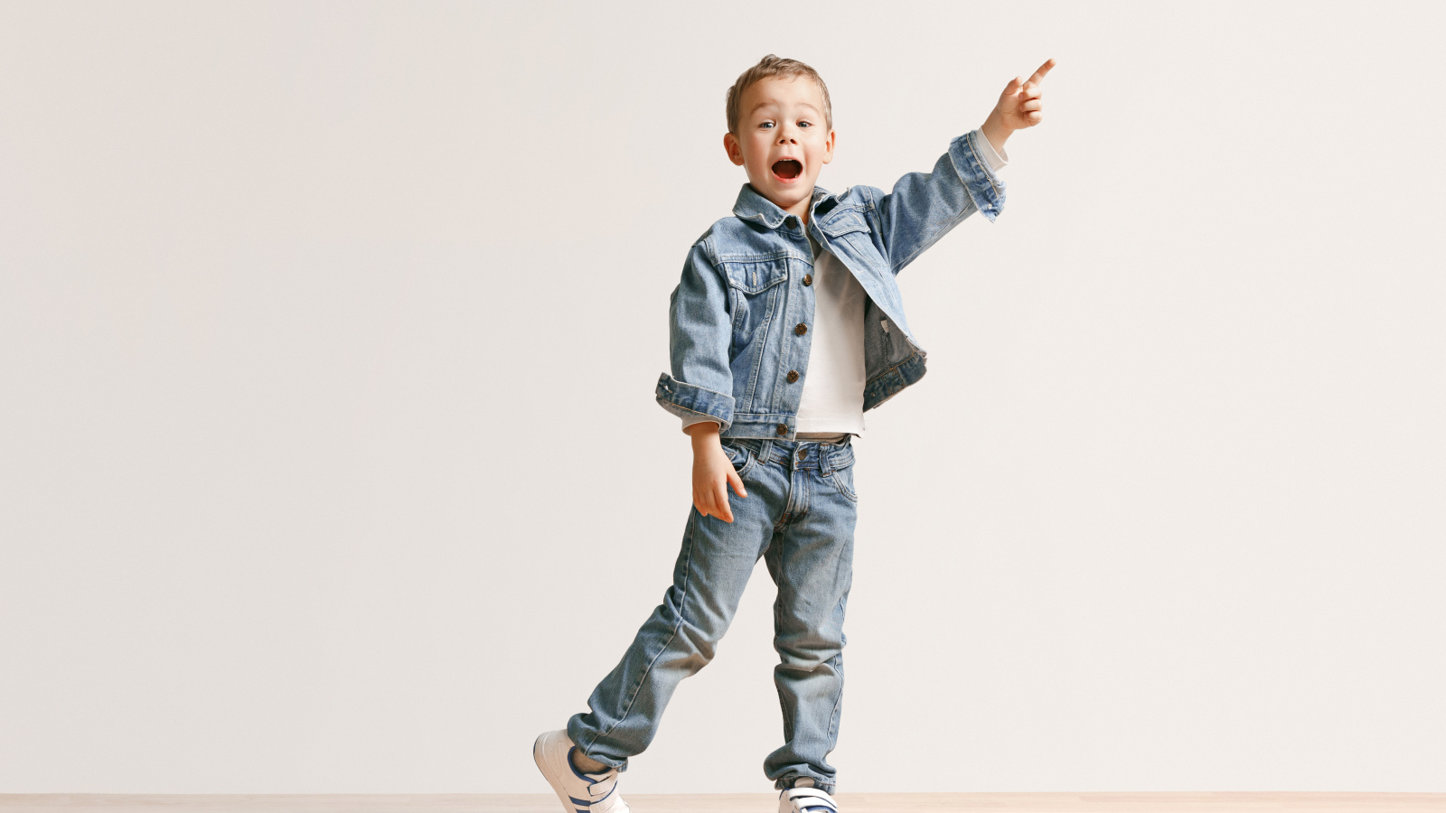 Маленький мальчик в джинсовом костюме