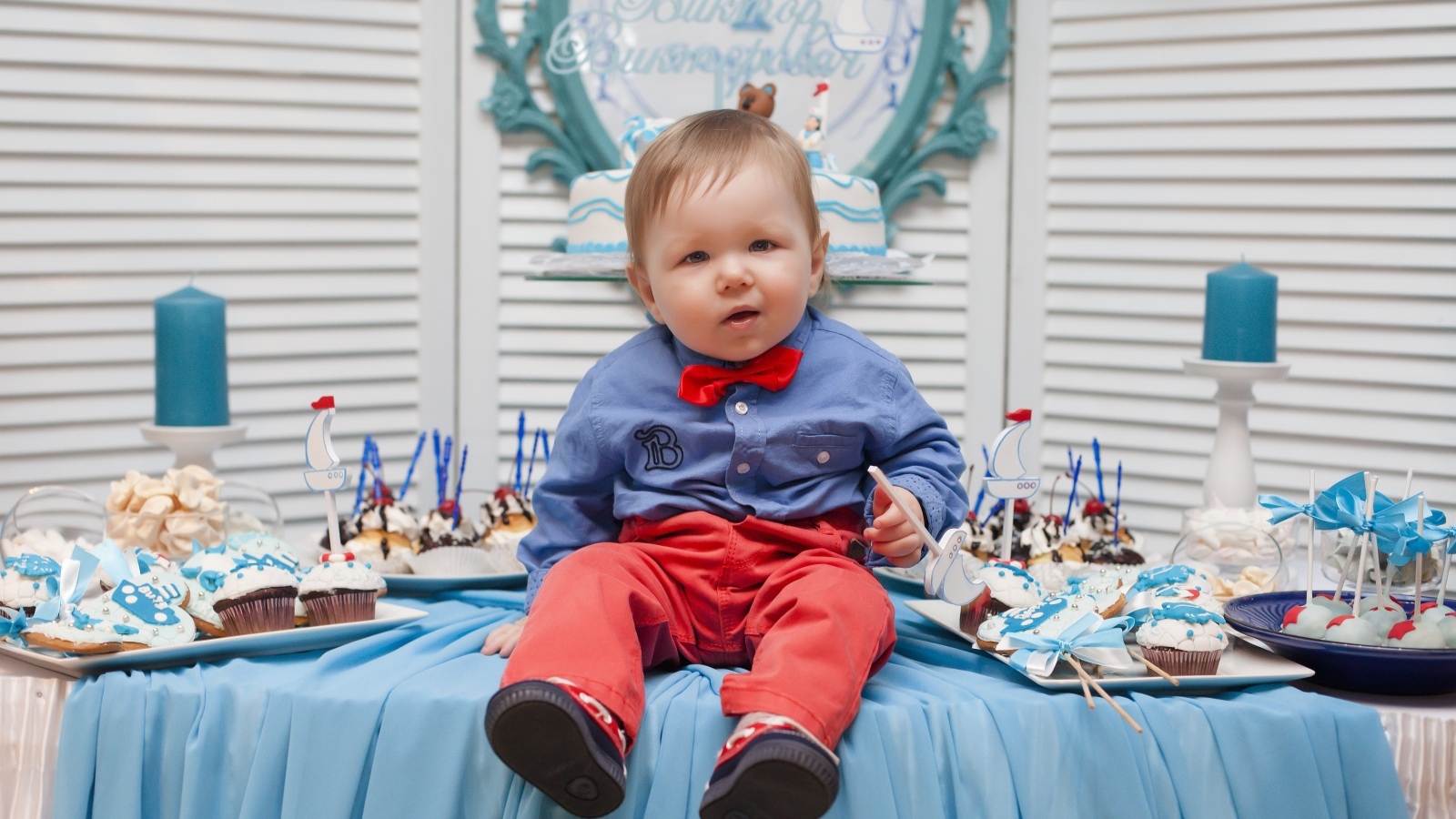 Маленький ребенок с угощениями на день рождения