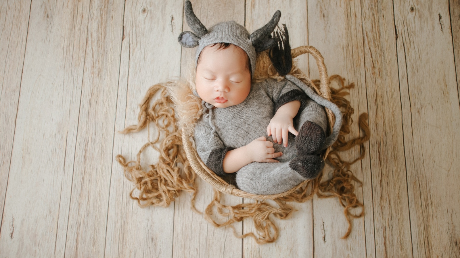 Маленький спящий ребенок в вязаном костюме