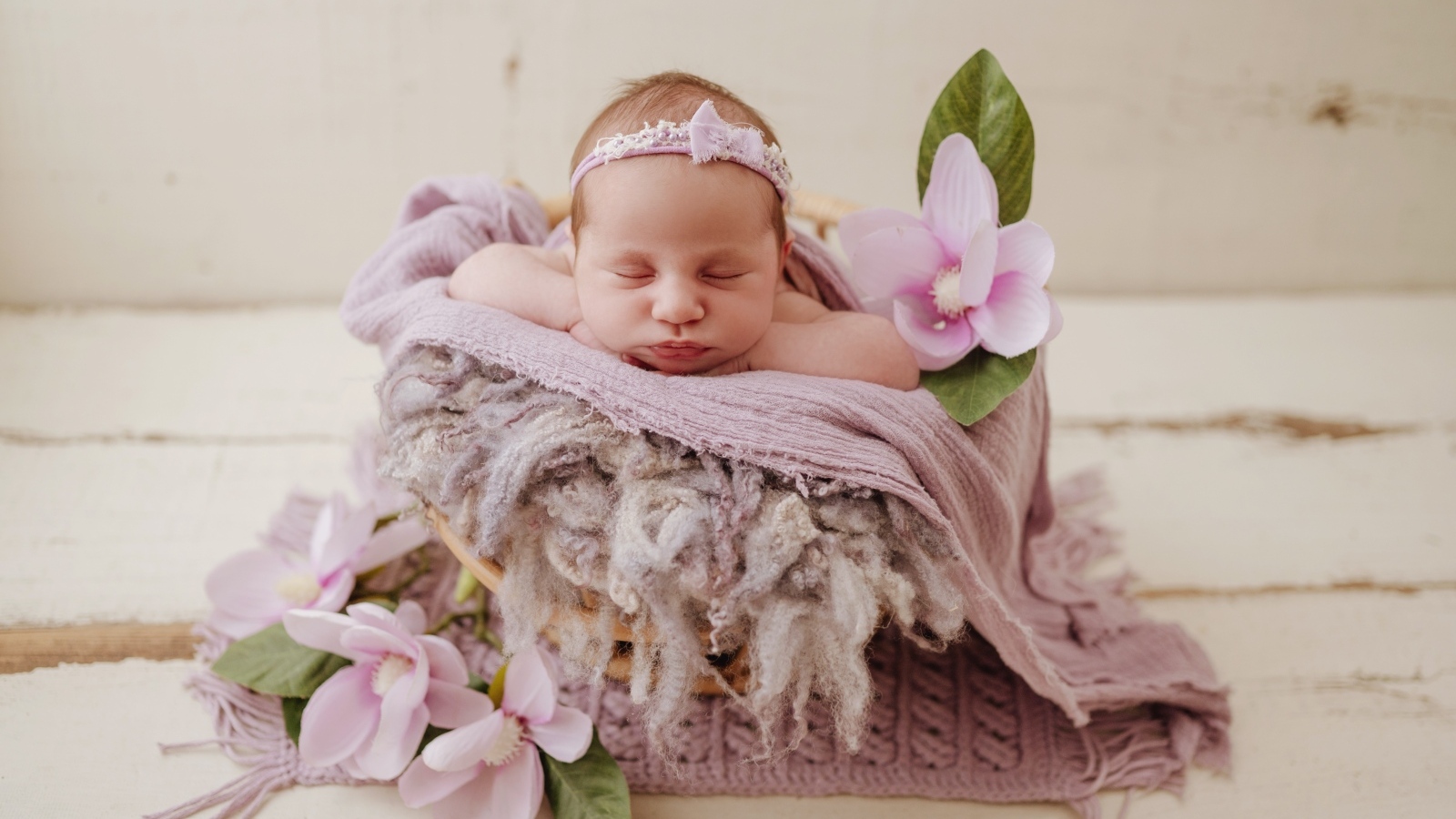 Спящая новорожденная малышка с цветами