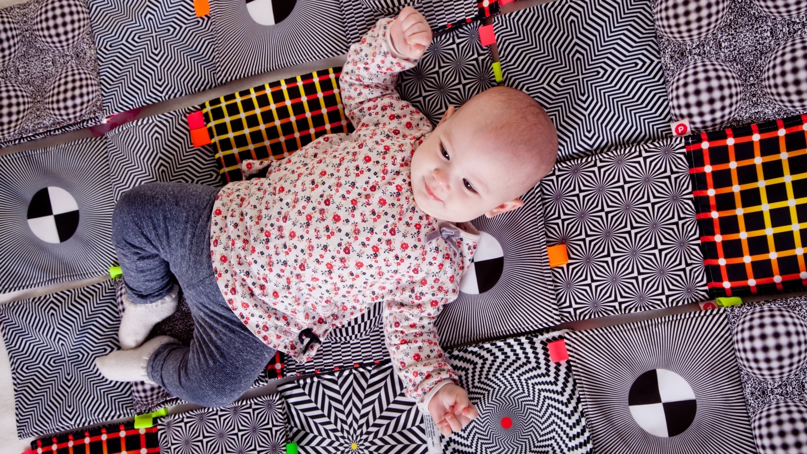 Маленький новорожденный ребенок лежит на одеяле