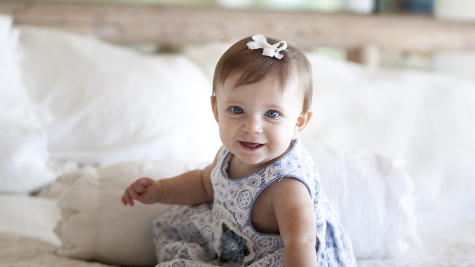 Улыбающаяся маленькая девочка в платье