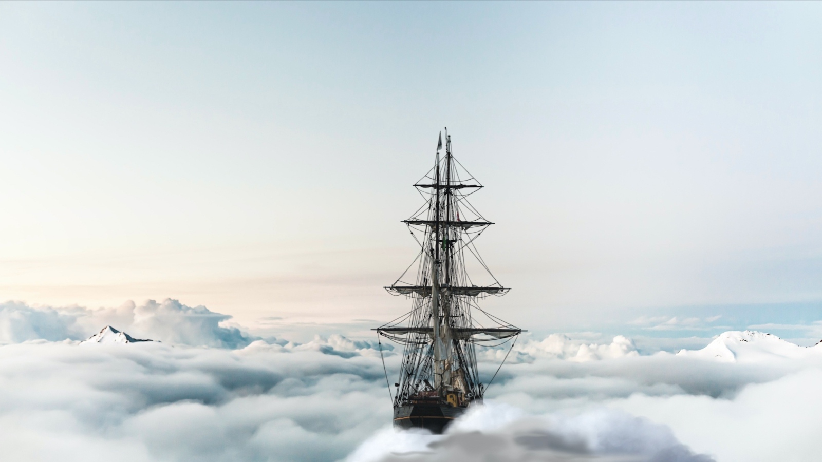 Большой парусный корабль плывет по облакам