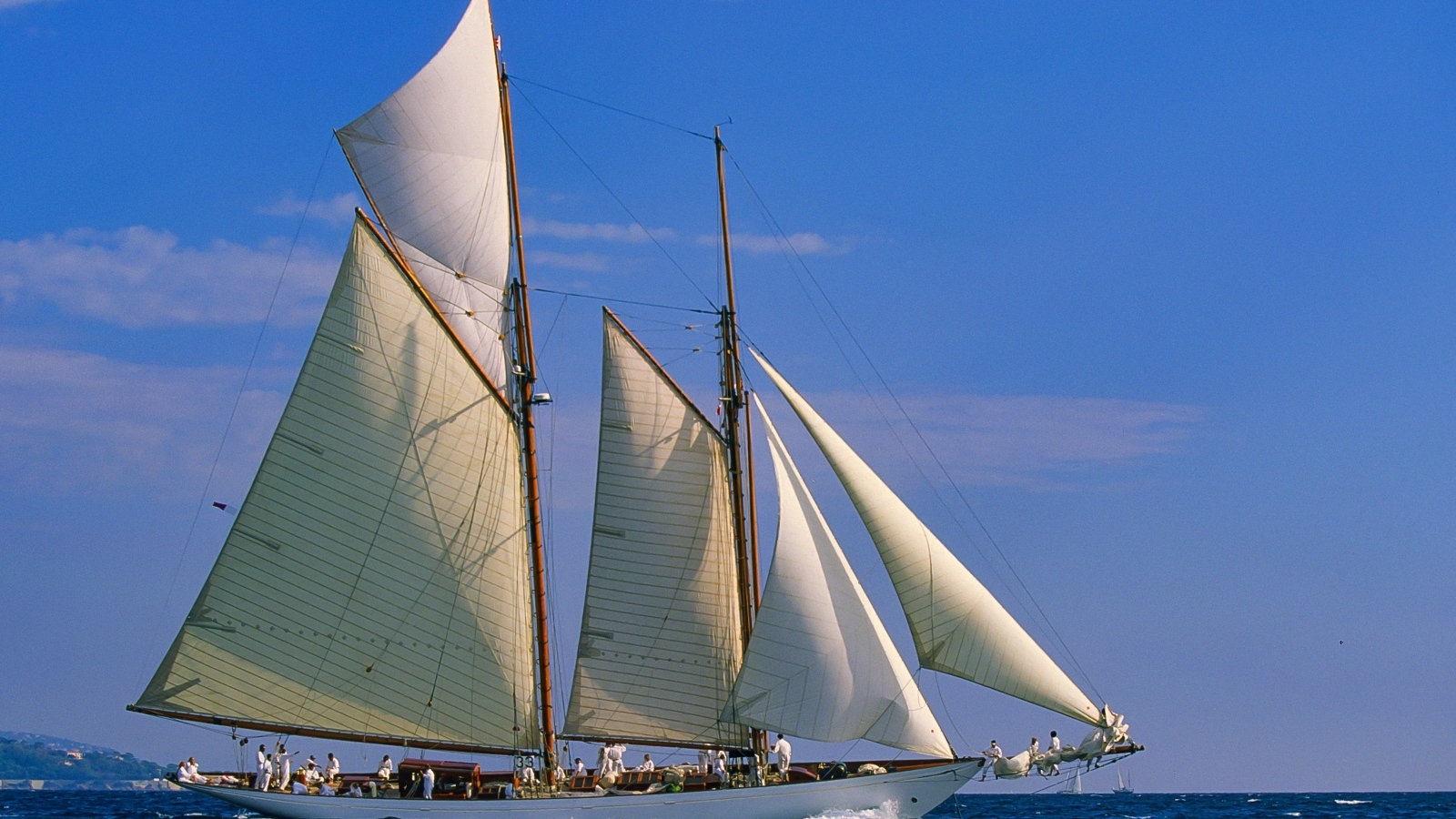Большое парусное судно с пассажирами в море
