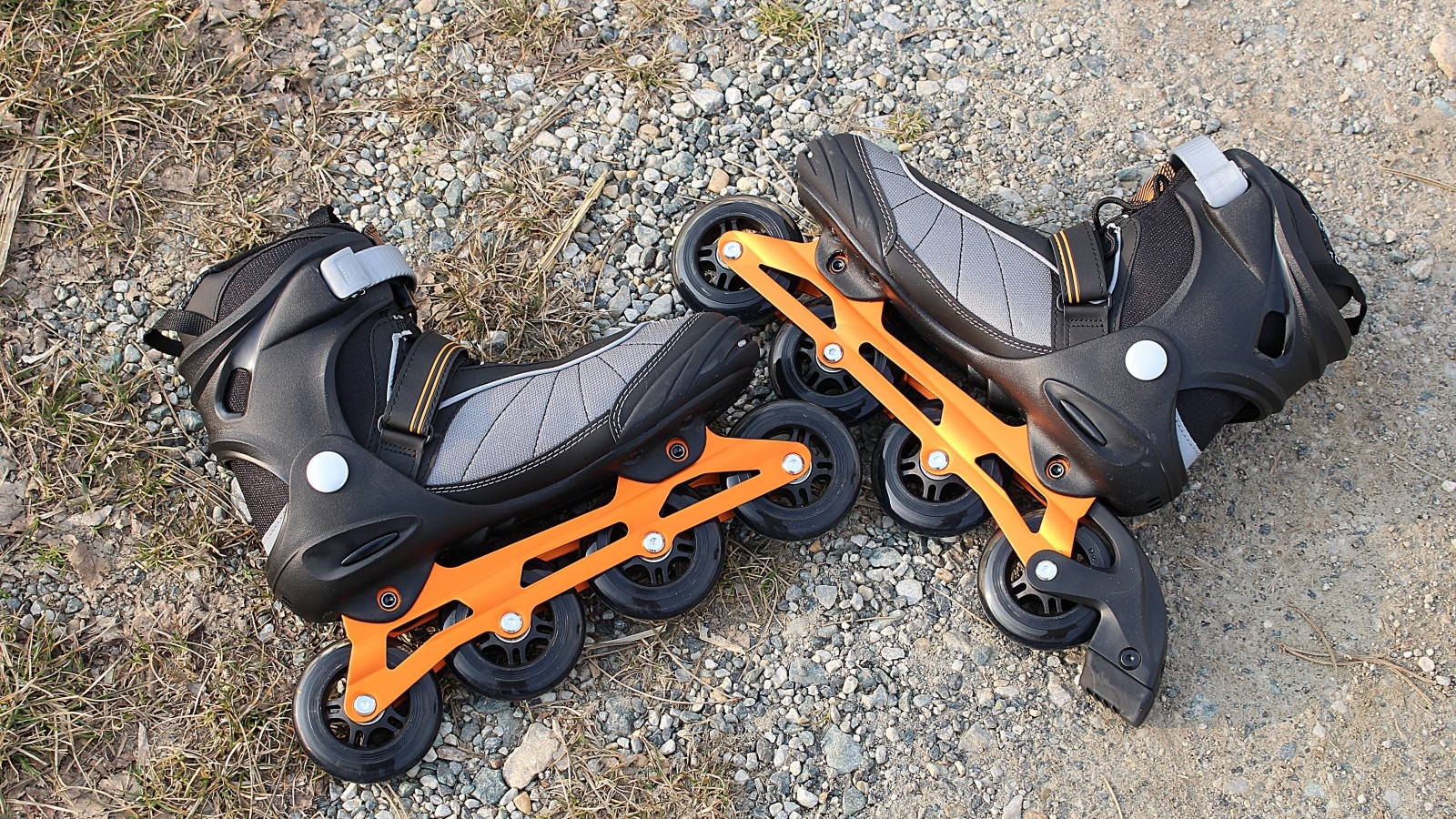 Черные ролики лежат на земле