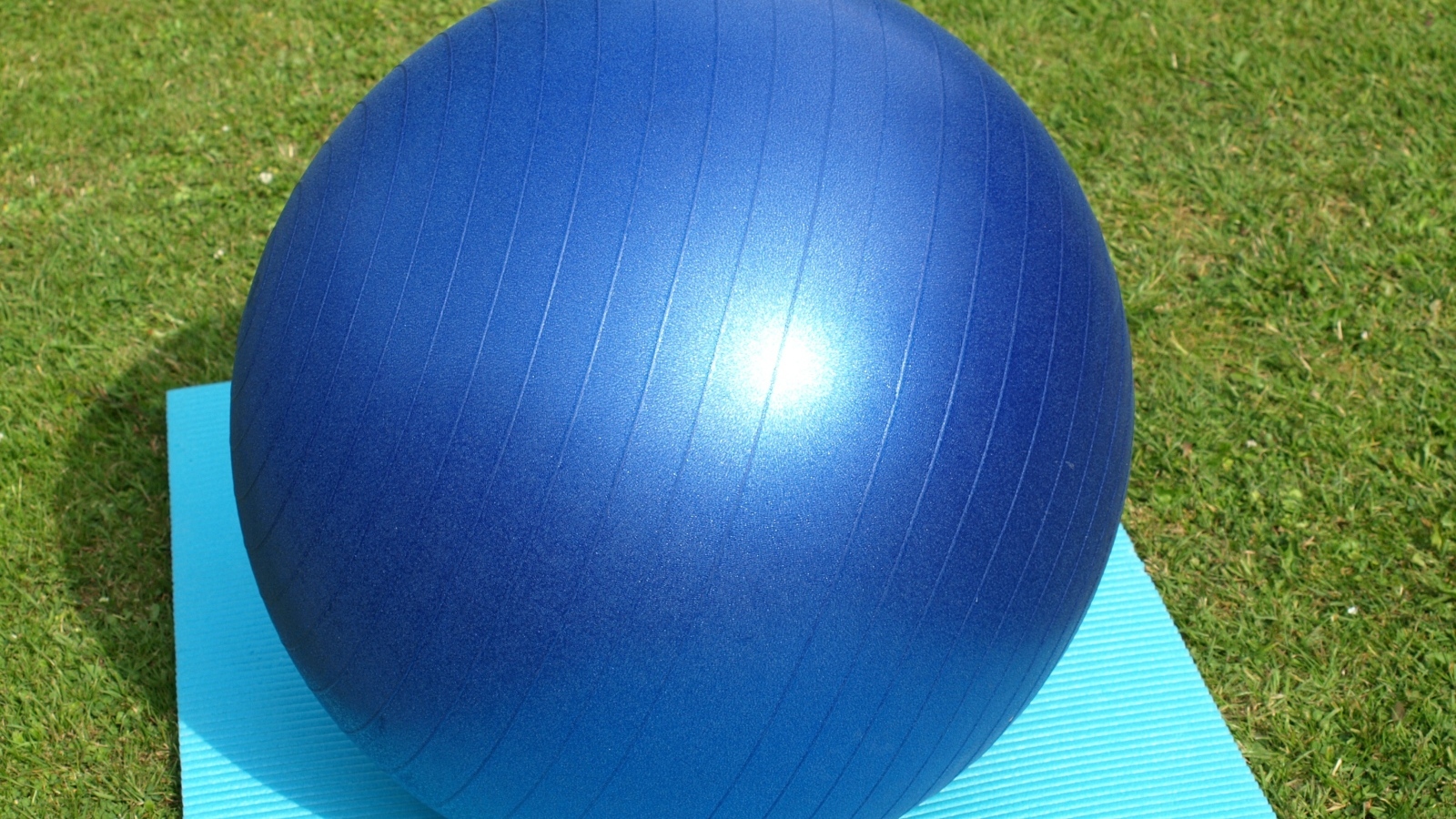 Большой синий мяч для фитнеса