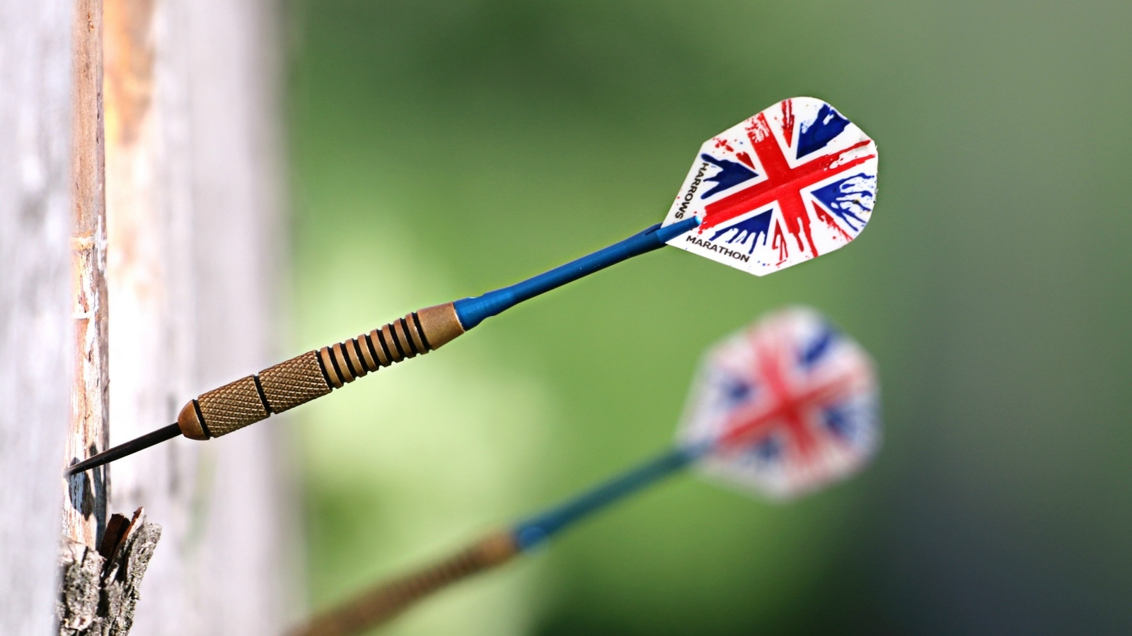 Острый дротик в мишени 