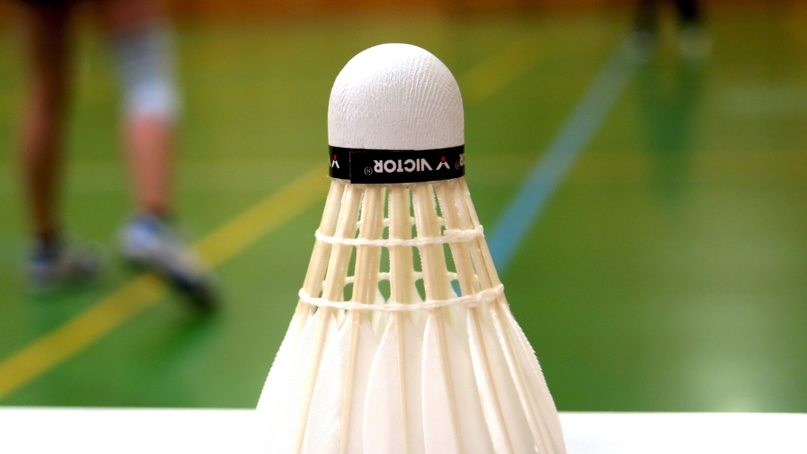 Белый волан для игры в бадминтон крупным планом