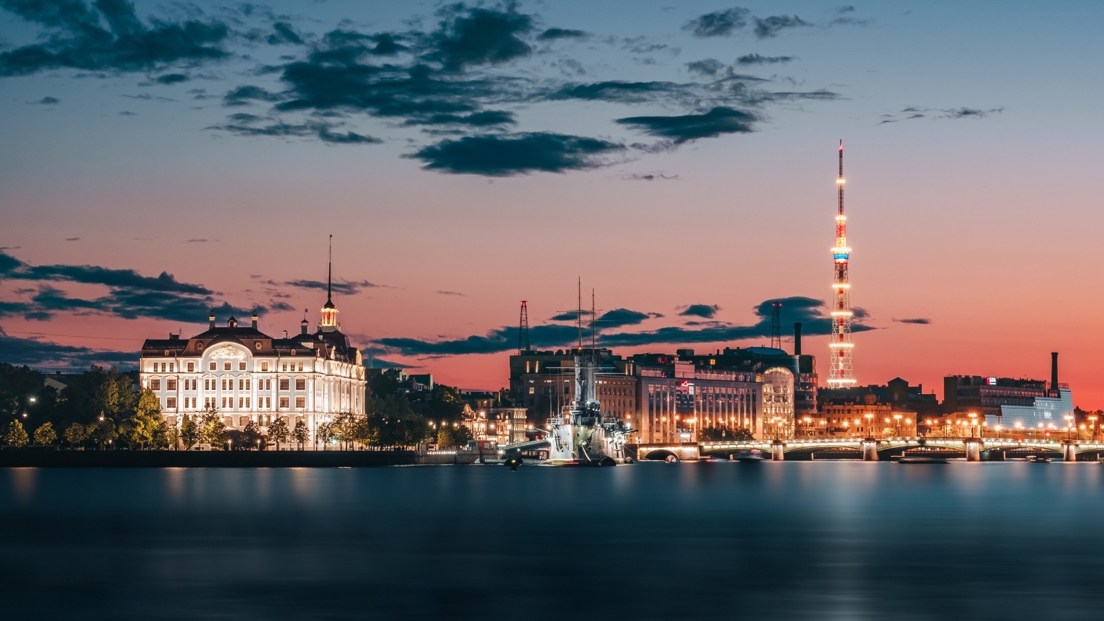 Красивый вид на город ночью у реки