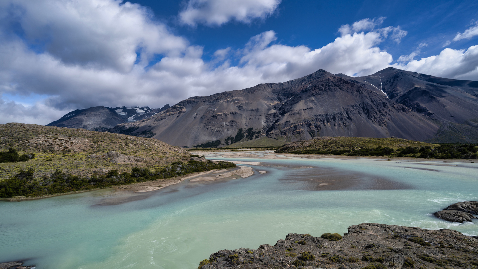 Голубая вода в горной реке, Аргентина