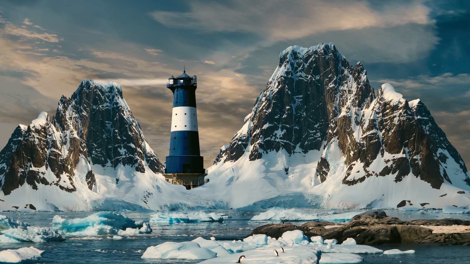 Большие льдины в воде у маяка в горах, Антарктида