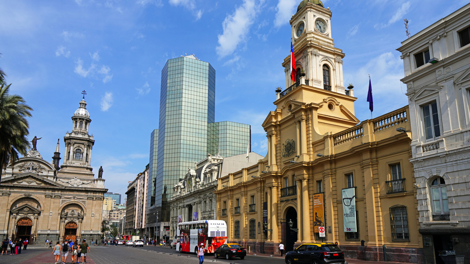 Башни и дома на улице в городе Сантьяго, Чили