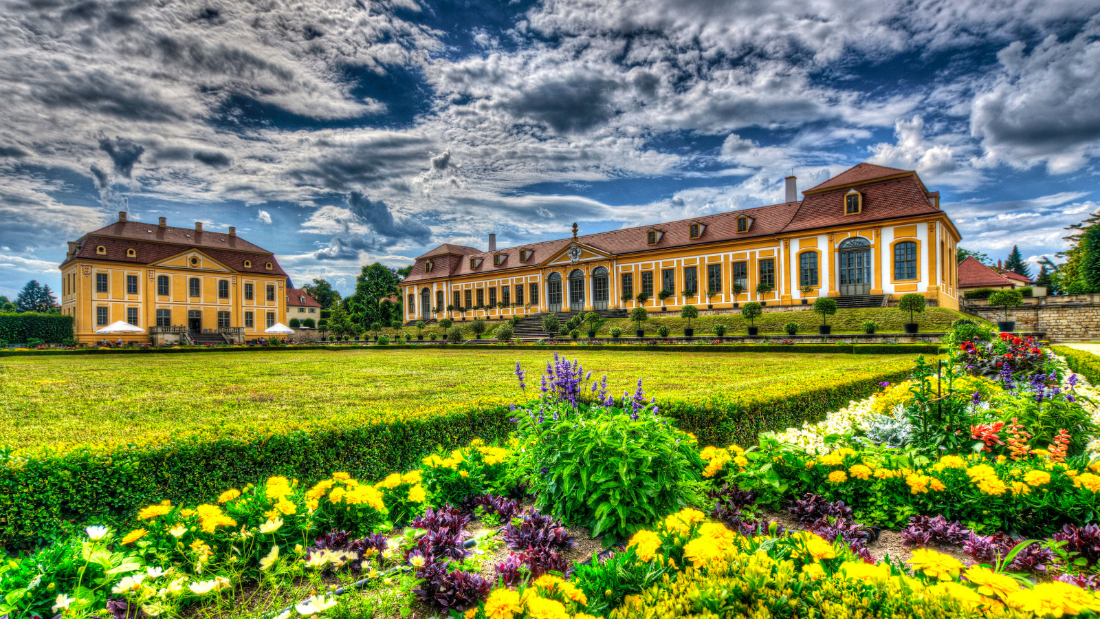 Старинный дворец в парке Барокгартен Гросзедлиц, Германия