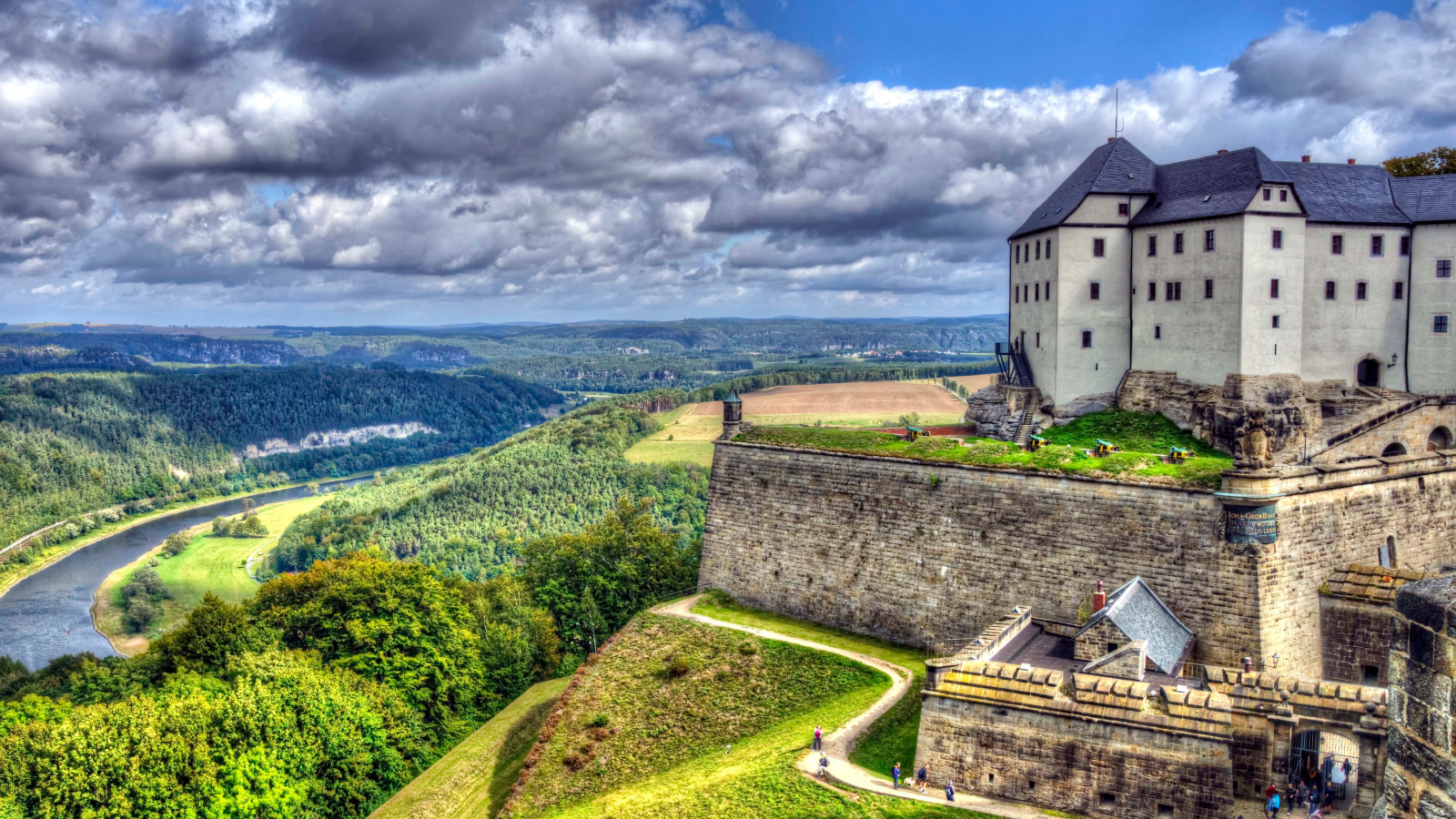 Красивый вид на замок и реку в городе Кёнигштайн, Германия