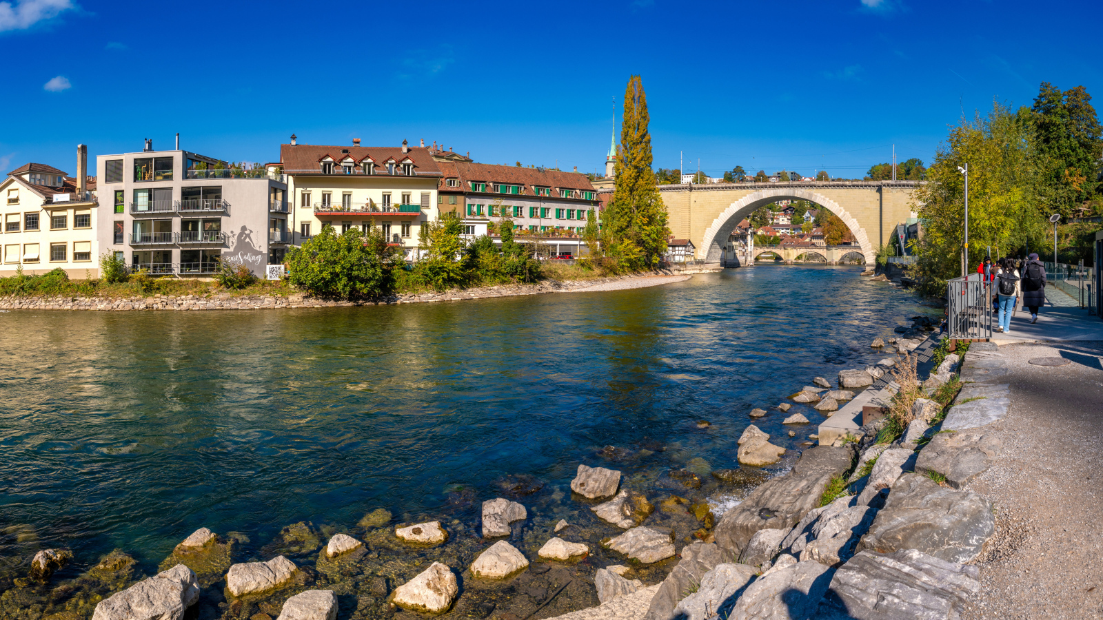 Набережная у реки в городе Берн, Германия