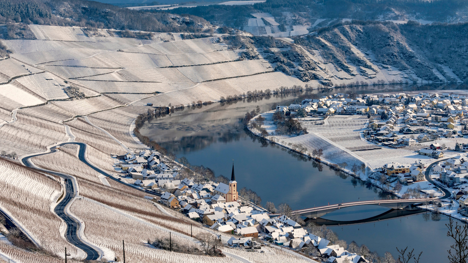 Дома и поля у реки зимой, Германия