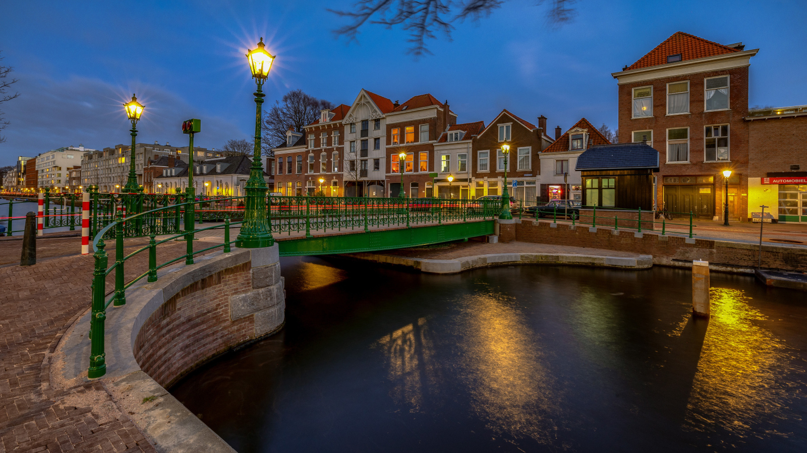 Дома вечером у реки, Нидерланды