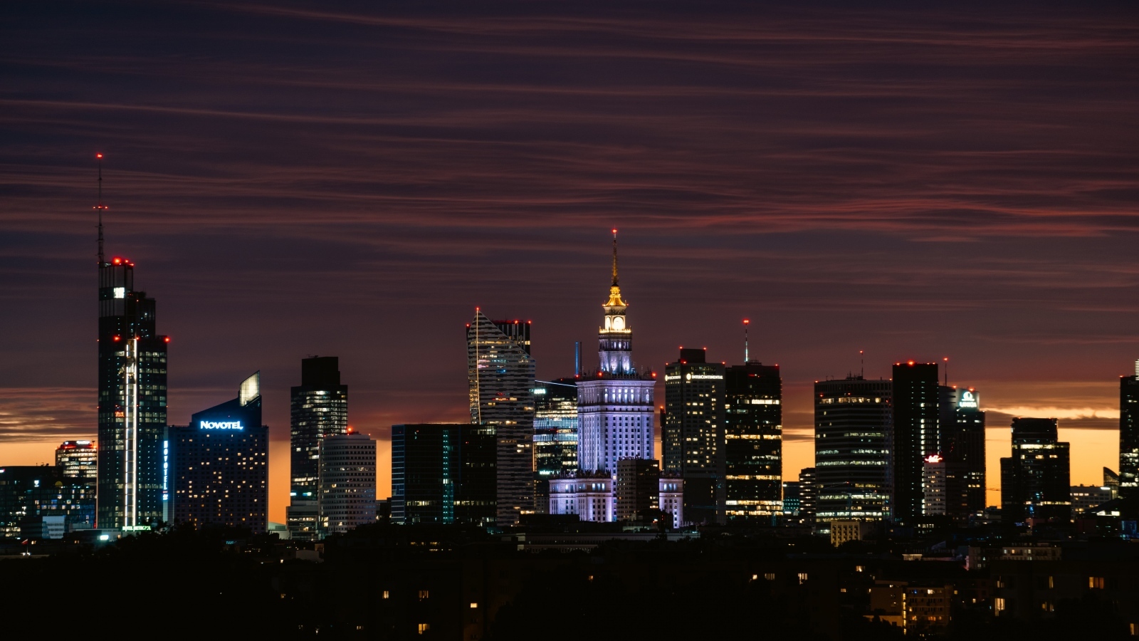Красивый вид на ночные небоскребы, Польша