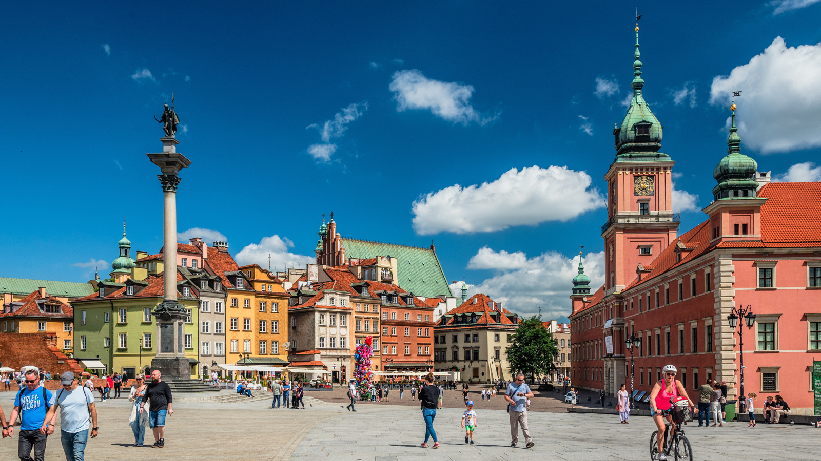 Люди на городской площади в Варшаве, Польша