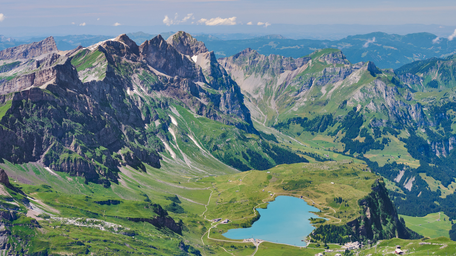 Озеро в ущелье между горами, Альпы, Швейцария