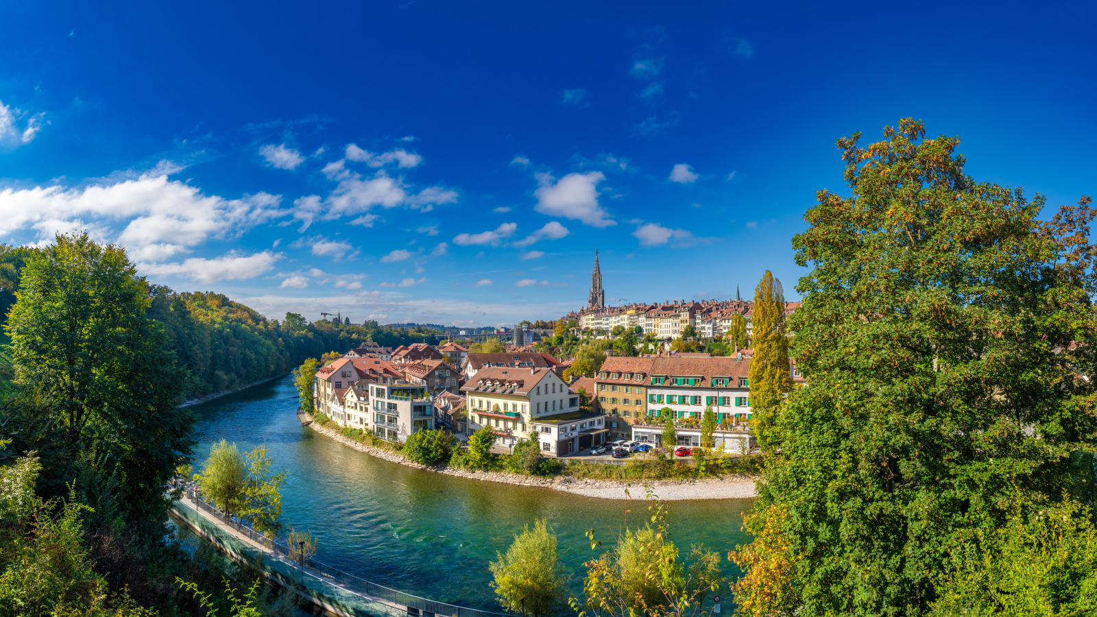 Вид на дома у реки в городе Берн, Швейцария